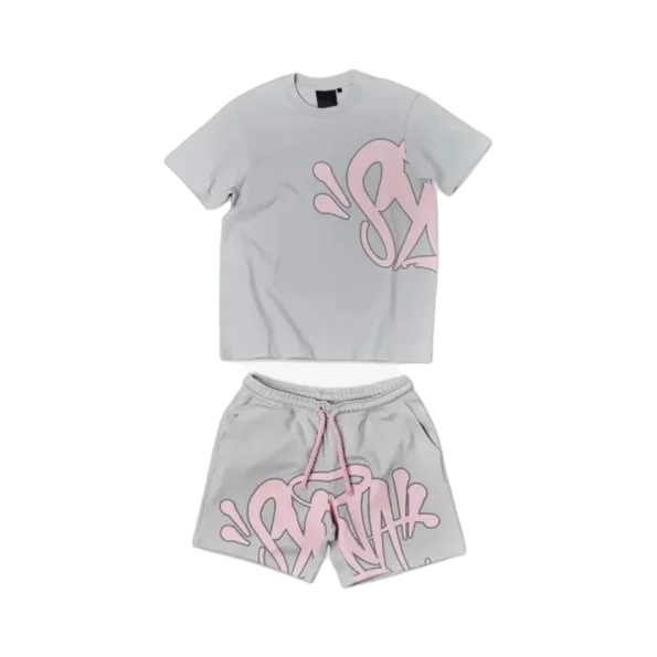 MAIN_c4095705-72a5-4764-bb07-934a0bd03f69.jpg-595x595.png.webp SYN WRLD LOGO T-SHIRT – SHORT SET – GREY/PINK - Image 1