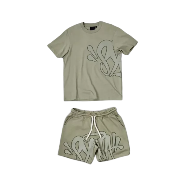 Main_1701e851-06af-478a-be1a-10f7d9b5ae0f.jpg-595x595.png.webp SYN WRLD T-SHIRT CON LOGO – SET CORTO – SAGE/KHAKI - Image 1